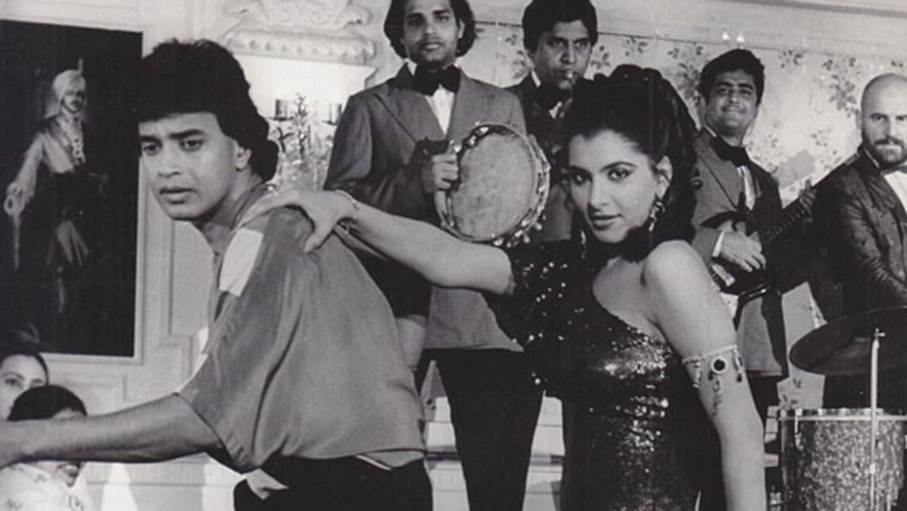 অভিনয় করা নিয়ে অনিতার জীবনে খুব খারাপ ঘটনা ঘটেছিল। ১৯৮৯ সালে ফিল্ম ‘জুর‌্‌রত’-এ অভিনয় করার সময় অনিতা অন্তঃসত্ত্বা হয়ে পড়েন। এই ফিল্মের প্রযোজক ছিলেন অভিনেতা রাজেন্দ্র কুমার। কাজের ক্ষেত্রে রাজেন্দ্র কুমার ভীষণ কঠিন ছিল। শোনা যায়, রাজেন্দ্র কুমারের জন্য অনিতার গর্ভপাতের আশঙ্কাও তৈরি হয়েছিল।