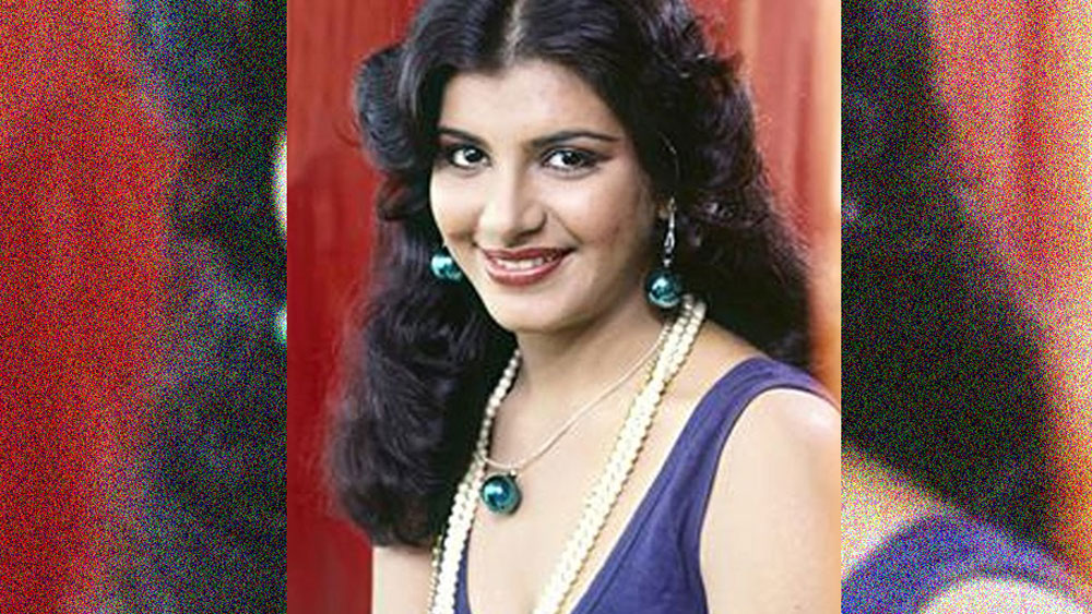 ৫৭ বছরের অনিতা কিন্তু এখনও একই রকম চার্মিং এবং ফিট। রোজ সকাল সাড়ে ৫টায় ঘুম থেকে ওঠেন তিনি। নিয়ন্ত্রিত ডায়েট আর অনেকটা সময় জিমে কাটান তিনি। জিম ওয়ার্কআউট নিয়ে তাঁর প্রচুর ইউটিউব ভিডিয়ো রয়েছে।