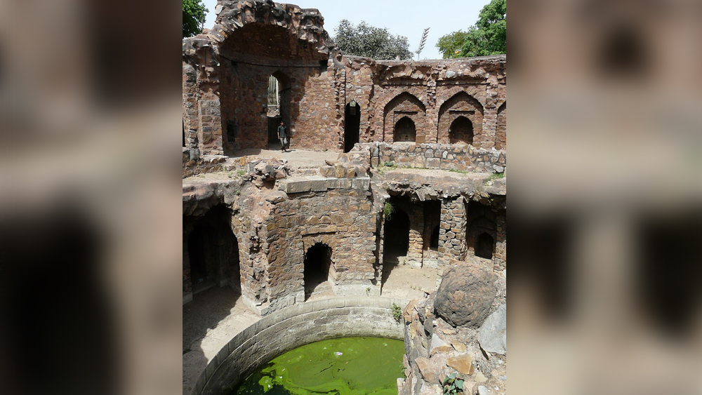 এই কেল্লা তৈরি হয়েছিল ১৩৫৪ সালে। সে সময় তুঘলকাবাদ থেকে ফিরোজাবাদে রাজধানী সরিয়ে আনছিলেন তৎকলীন তুর্কি শাসকেরা। গরমে তীব্র জলকষ্ট দূর করতে যমুনার তীরে তৈরি হয়েছিল এই কেল্লা। এর ভিতরে ছিল বাওলি বা ধাপকুয়োও।