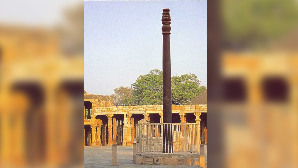 মৌর্য যুগে এই স্তম্ভ ছিল আজকের হরিয়ানার যমুনানগর জেলায়। সে সময় এটি ছিল মৌর্য সাম্রাজ্যের সমৃদ্ধ জনপদ। সেখান থেকে স্তম্ভ স্থানান্তরিত করান ফিরোজ শাহ তুঘলক। ১৮৩৭ খ্রিস্টাব্দে স্তম্ভের গায়ে ব্রাহ্মী লিপিতে প্রাকৃত ভাষায় লেখার পাঠোদ্ধার করে প্রাচ্যবিদ জেমস প্রিন্সেপ।