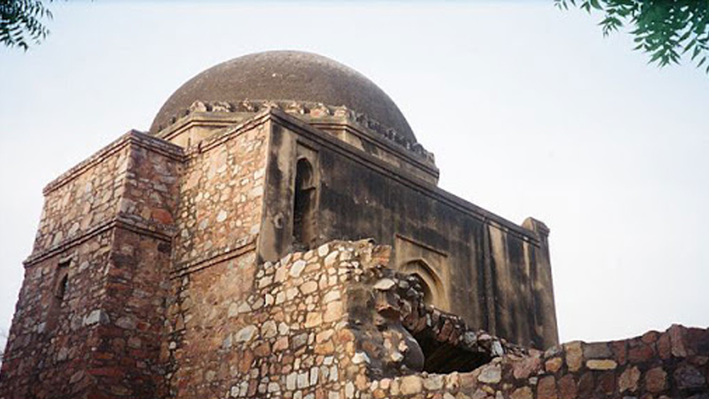 তবে বিশ্বাস-অবিশ্বাসের বাইরে ইতিহাসের আকর হিসেবেও ফিরোজ শাহ কোটলার গুরুত্ব গভীর। ভারতের প্রাচীন ও মধ্য, দুই যুগের দুই সম্রাটের কীর্তিকে ধারণ করে থাকা এই স্মারকে সময় যেন থমকে গিয়েছে।
