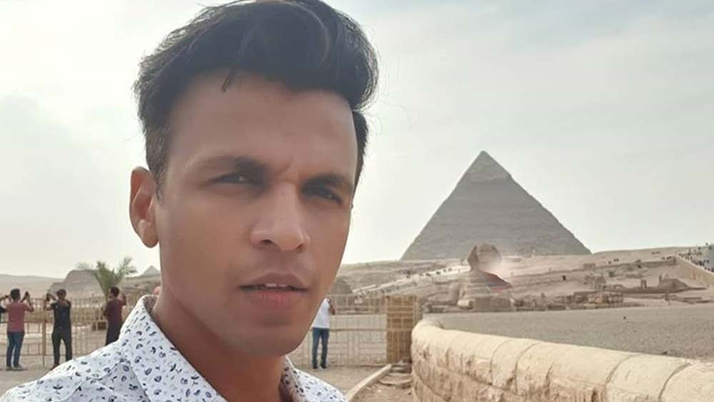 গানের দুনিয়ার ক্রমশ পিছিয়ে পড়ায় অভিজিৎ চলে আসেন অভিনয়ের জগতে। ২০০৯ সালে মুক্তি পায় তাঁর প্রথম ছবি ‘লটারি’। সে বছর ‘তিস মার খান’ ছবিতেও একটি ছোট ভূমিকায় অভিনয় করেন তিনি।