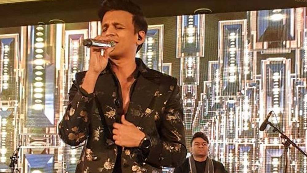 ইন্ডিয়ান আইডলের প্রথম সিজনের জয়ী অভিজিৎ পঞ্চম সিজনে ফিরে আসেন সঞ্চালক হয়ে। তিনি সে বার শো সঞ্চালনা করেছিলেন হুসেন কুওয়াজেরওয়ালার সঙ্গে।