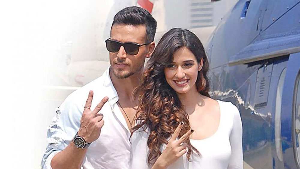 দিশা পটানি আর টাইগার শ্রফের সম্পর্কটাও ঠিক এমনই। ফ্যানেরা নিশ্চিত ছিলেন তাঁদের সম্পর্ক নিয়ে। কিন্তু কখনও তাঁরা একে অপরের সম্পর্ক নিয়ে খোলামেলা কথা বলেননি। তাঁদের সম্পর্ক ঠিক যেন রোলার কোস্টার. কখনও প্রেম, কখনও ব্রেক আপ এবং ফের প্রেম!