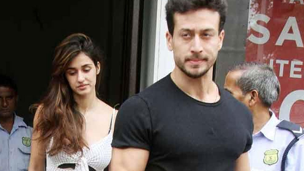 অন্য দিকে টাইগার শ্রফ বলিউড নায়কদের তালিকায় এখন উপরের দিকেই রয়েছেন। তাঁর মেকওভার থেকে শুরু করে অভিনয় স্কিল, যত দিন যাচ্ছে ততই যেন আরও ভাল হচ্ছে। এত দিনে টাইগারও নিজের ফ্যান বেস তৈরি করে ফেলেছেন।