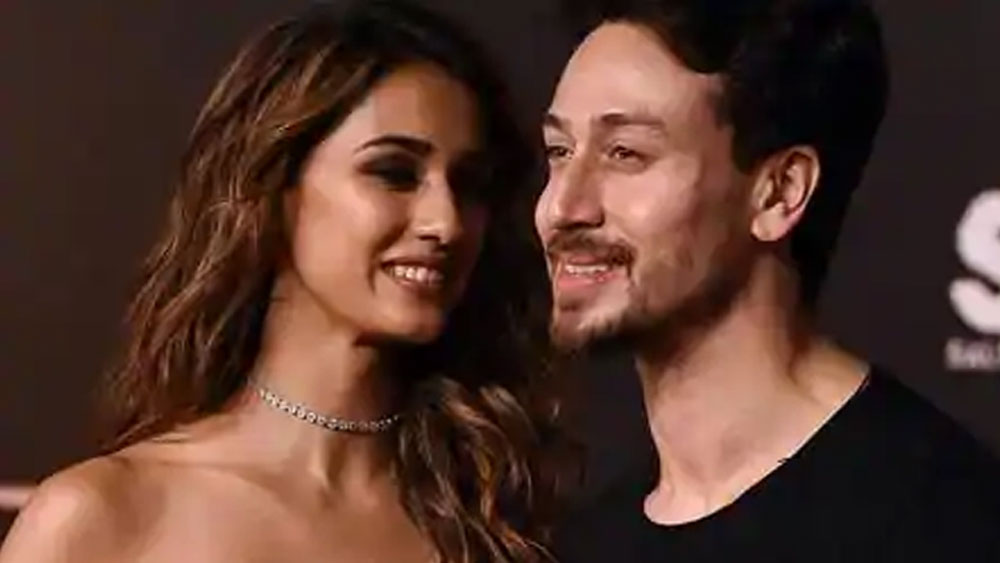 বিচ্ছেদের কারণ নিয়ে কোনও কথা না বললেও, সম্পর্কের মাঝে দু’জনের কেরিয়ার এসে পড়েছিল বলেই গুঞ্জন। টাইগার দ্রুত সাফল্য পেয়ে গিয়েছেন। কিন্তু দিশা এখনও তাঁর কেরিয়ার ঠিক ভাবে শুরুই করতে পারেননি।