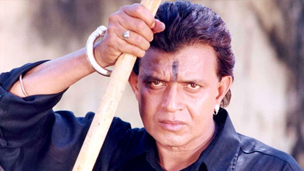 কোনও কাজকেই ছোট করে দেখতেন না মিঠুন। তাই পেট চালাতে শুটিং সেটে স্পট বয়ের কাজও করেছেন তিনি। এর পাশেই চলত তাঁর অভিনয়। ১৯৭৮ সালে তাঁর ফিল্ম ‘মেরা রক্ষক’ ফের সুপার হিট হয়।