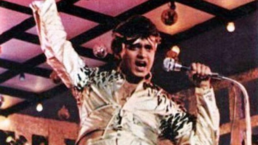 অভিনয়ের পাশাপাশি মিঠুনের আরও একটা গুণ ছিল। নাচেও পারদর্শী ছিলেন তিনি। ১৯৮২ সালের ফিল্ম ‘ডিস্কো ডান্সার’-ই ছিল সেই সিঁড়ি, যা মিঠুনকে স্টারডমের চূড়ায় পৌঁছে দেয়।