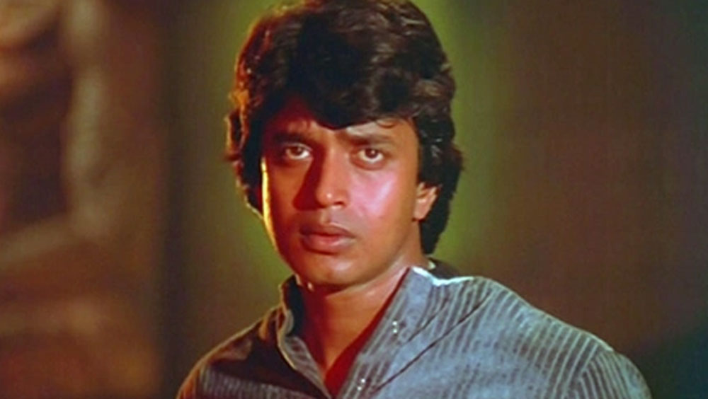 মিঠুন যে কাজাখস্তানে আসছেন, তা খবর আগেই পৌঁছে গিয়েছিল সেখানকার মানুষদের কাছে। বিমানবন্দরের বাইরে লক্ষ লক্ষ মানুষের জমায়েত হয়েছিল শুধু মিঠুনকে এক ঝলক দেখার জন্য!