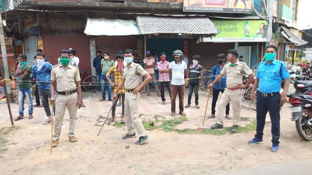 বাইরে বেরনোর যথাযথ কারণ দেখাতে না পারায় পুলিশের হাতে আটক। মেমারির বামুনপাড়া মোড়ে। নিজস্ব চিত্র