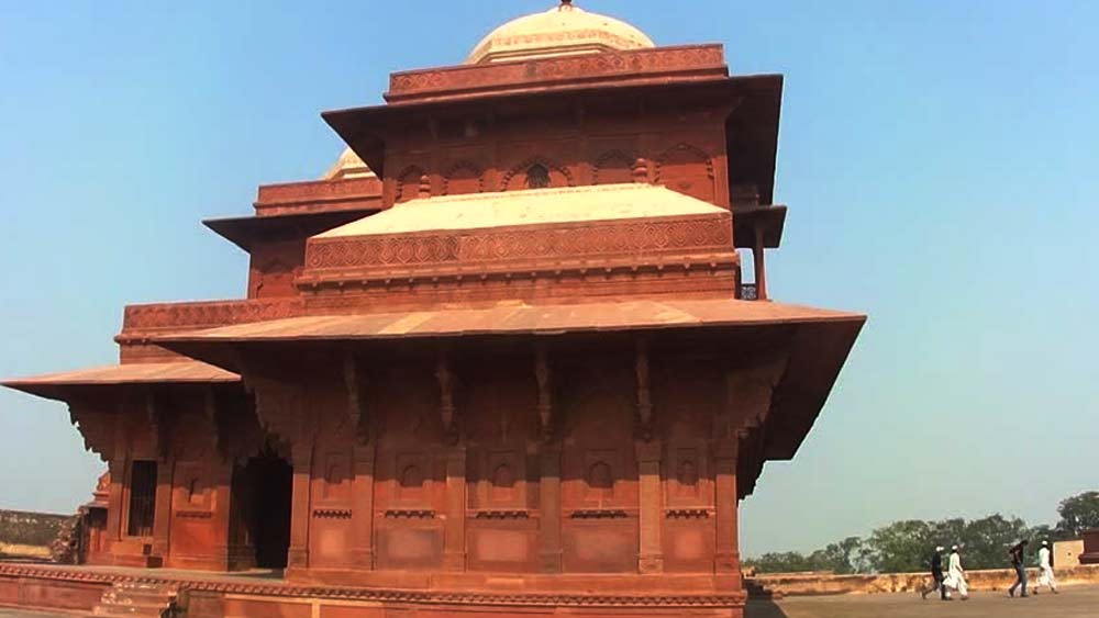 ভারতীয় পুরাতাত্বিক সর্বেক্ষণ (এএসআই)-এর সাম্প্রতিক খননে দাবি, মুঘল বংশের আগে খ্রিস্টীয় দ্বিতীয় অব্দে এখানে শুঙ্গ বংশের শাসন ছিল। দ্বাদশ শতকে সংক্ষিপ্ত সময় শাসন করে সিকরোয়ার রাজপুত বংশও।