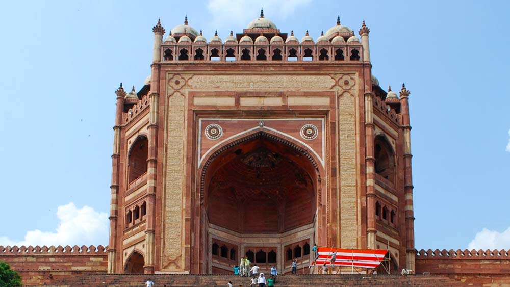 আকবর যখন এখানে রাজধানী স্থানান্তর করেন, তখন এর পরিচয় ছিল ‘সিক্রি’ নামে একটি সাধারণ গ্রাম। ১৫৭৩ খ্রিস্টাব্দে গুজরাত জয়ের স্মারক হিসেবে এই নগরীর নাম আকবর রেখেছিলেন ‘ফতেপুর সিক্রি’। অর্থাৎ জয়ের শহর। গুজরাত বিজয়কে স্মরণীয় করে রাখতে এই নগরীতে তৈরি হয়েছিল ‘বুলন্দ দরওয়াজা’।