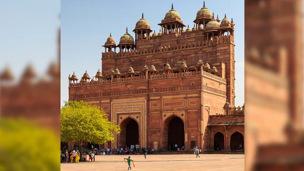 ৩ কিমি লম্বা, ১ কিমি চওড়া এই প্রাসাদনগরীকে তিন দিকে ঘিরে ছিল দুর্ভেদ্য ৮ কিমি লম্বা প্রাচীর। এক দিকে ছিল গভীর জলাশয়। লাল বেলেপাথরে তৈরি মূল প্রাসাদ ও নগরীর অন্য স্থাপত্যে নির্মাণবৈশিষ্ট্যে হিন্দু ও মুসলিম দুই ঘরানার মেলবন্ধন স্পষ্ট।