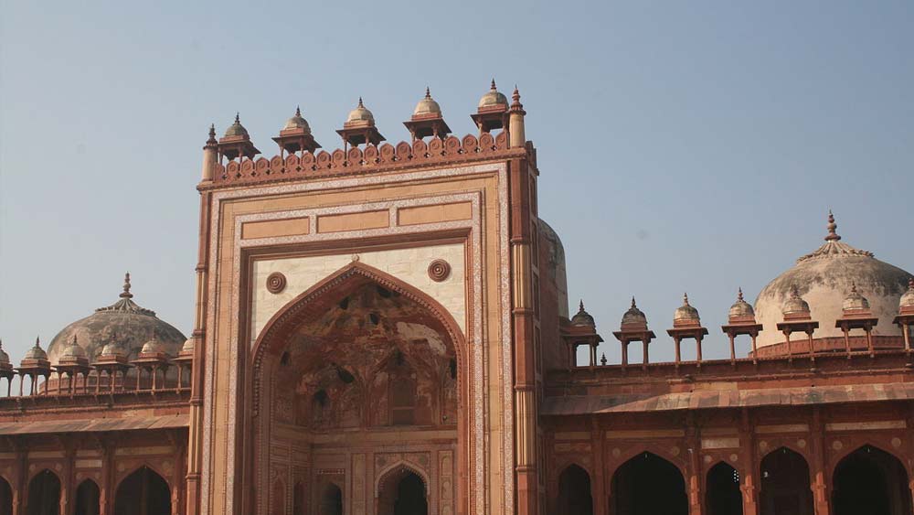 ফতেপুর সিক্রিতে সেলিম চিশতীর সমাধি এবং জামা মসজিদও পু্ণ্যার্থীদের কাছে প্রিয় গন্তব্য। প্রতি বছর অসংখ্য দেশি ও বিদেশি পর্যটকের পা পড়ে ফতেপুর সিক্রিতে।