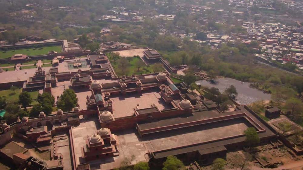 কিন্তু পছন্দের এই নগরীও এক দিন ফেলে চলে গিয়েছিলেন সম্রাট আকবর। তার মূল কারণ ছিল জলকষ্ট। গ্রীষ্মে তীব্র জলকষ্ট হয় এই অঞ্চলে। ফলে সম্রাট আকবর তাঁর রাজধানী সরিয়ে নিয়ে যান।