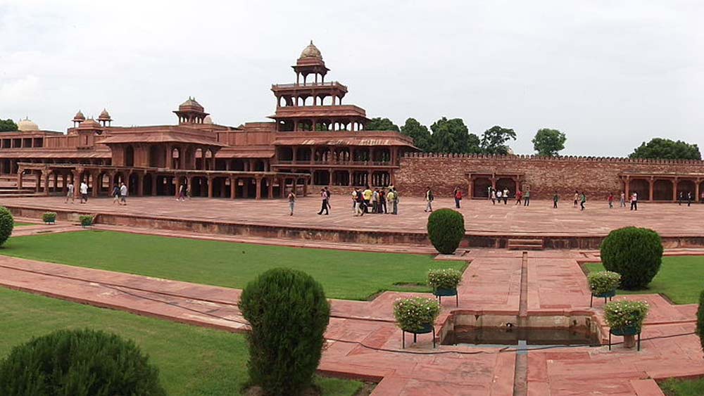 ১৫৭১ থেকে ১৫৮৫ অবধি ফতেপুর সিক্রি ছিল মুঘলদের রা্জধানী। রাজধানী স্থানান্তরিত হওয়ার পরেও কিছু দিন জ্বলে ছিল ফতেপুর সিক্রির বাতি। ১৬১০ খ্রিস্টাব্দে সম্পূর্ণ পরিত্যক্ত হয়ে যায় এই নগরী।