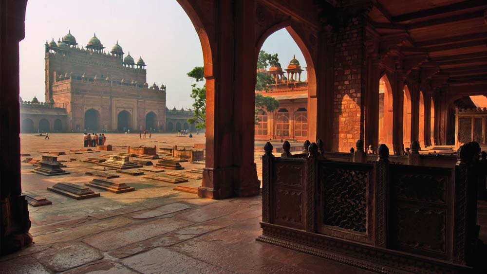 কথিত, জারিনার এই উত্থানে নাকি ঈর্ষাকাতর হয়ে পড়েন আকবরের হারেমের বাকি নারীরা। তাঁরা ষড়যন্ত্র করেন জারিনার বিরুদ্ধে। সম্রাটের সামনে চোর সাব্যস্ত হন জারিনা। নিজেকে নির্দোষ প্রমাণ করতে ব্যর্থ তিনি।