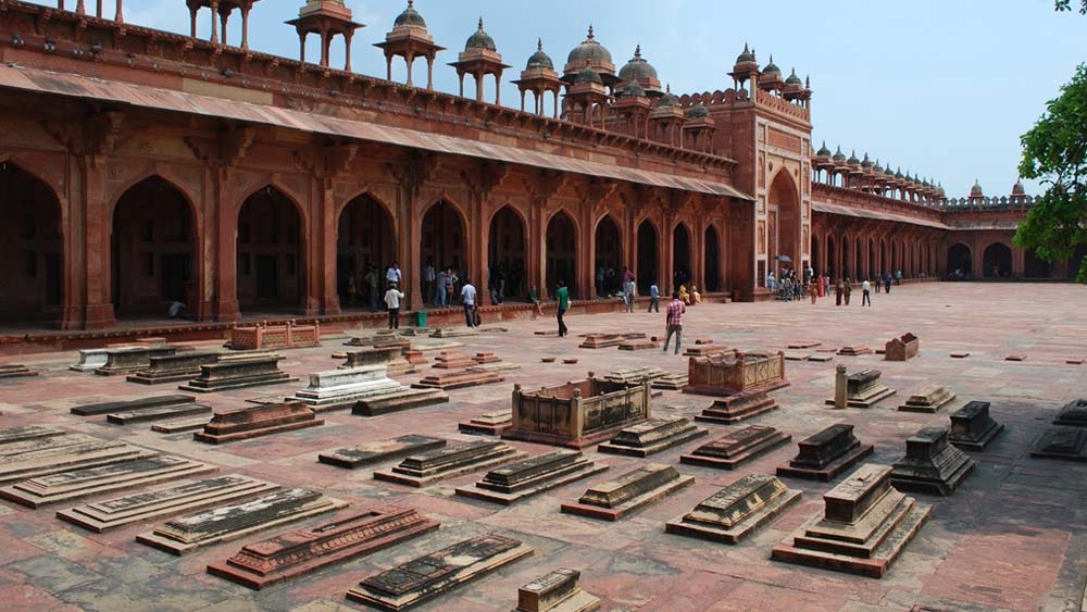 চুরির শাস্তি হিসেবে আকবর তাঁর দু’টি হাত কেটে নেওয়ার শাস্তি দেন। এর পর জারিনার আর কোনও খোঁজ পাওয়া যায়নি। রাতারাতি তিনি উধাও হয়ে যান। তিনি কি পালাতে পেরেছিলেন? তাঁকে গুমখুন করা হয়েছিল? না কি রাজরোষ থেকে বাঁচতে জারিনা আত্মঘাতী হন? উত্তর পাওয়া যায়নি ইতিহাসে হারিয়ে যাওয়া এই সব প্রশ্নের।