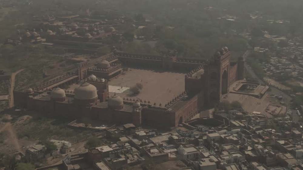 সন্তানের শোকে নাকি উন্মাদপ্রায় হয়ে যান জারিনার বাবা। তাঁর অভিশাপেই নাকি ধীরে ধীরে শুকিয়ে যায় ফতেপুর নগরী ও তার সংলগ্ন এলাকা। বাধ্য হয়ে রাজধানী সরিয়ে নিয়ে যান সম্রাট আকবর।