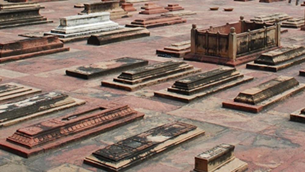 তার পর থেকে পরিত্যক্ত ও অভিশপ্ত হয়ে পড়ে অনন্য এই ঐতিহাসিক নিদর্শন। সময়ের সঙ্গে সঙ্গে ‘ভৌতিক’ পরিচয়ও জুড়ে গিয়েছে ঐতিহাসিক এই স্থাপত্যের নামের সঙ্গে। (ছবি: শাটারস্টক ও সোশ্যাল মিডিয়া)