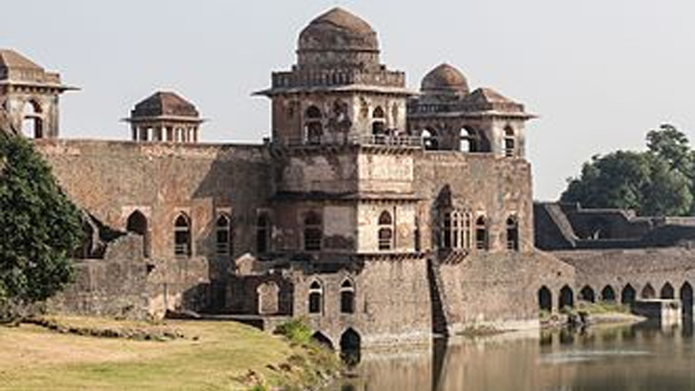 একাদশ শতকে মাণ্ডু ছিল তরঙ্গগড় বা তরঙ্গ রাজ্যের অন্তর্গত। অবশ্য তারও আগে, খ্রিস্টীয় ষষ্ঠ শতকে মাণ্ডু ছিল সমৃদ্ধ জনপদ। সে সময় দেশ জুড়ে প্রতিবাদী আন্দোলনের ঢেউ। সেই সময়কার একটি শিলালিপি আবিষ্কৃত হয়েছে মাণ্ডু থেকে ১০০ কিমি দূরে তালনপুর খেকে।