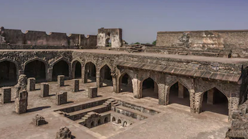 সেখানে বলা হয়েছে, ‘মণ্ডপ’ বা ‘মাণ্ডু’র এক দুর্গে পার্শ্বনাথের মূর্তি স্থাপন করেছেন চন্দ্র সিংহ নামে জনৈক বণিক। এই ‘মাণ্ডু’ থেকেই নগরীর নামকরণ। ১৩০৫ খ্রিস্টাব্দে এই নগরী জয় করেন দিল্লির তৎকালীন সুলতান আলাউদ্দিন খিলজি।