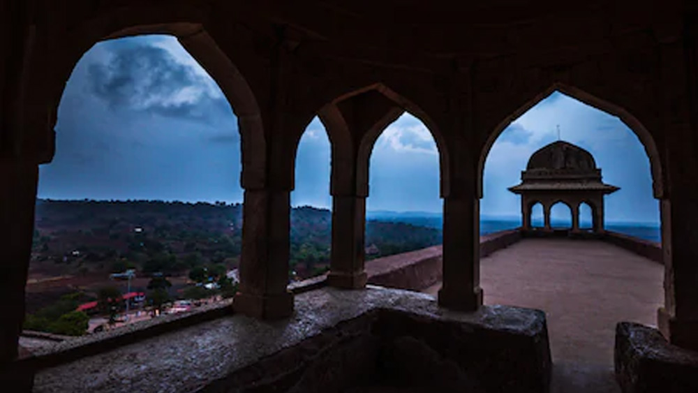 ১৪০১ খ্রিস্টাব্দে তৈমুর লং দিল্লি আক্রমণ করেন। সে সময় ঘোরী বংশের একটি শাখা সাম্রাজ্য বিস্তার করে। আফগান শাসক দিলাওয়ার খান ছিলেন মালওয়ার শাসক। তাঁর ছেলে হোশাং শাহ তাঁর রাজধানী সরিয়ে নিয়ে যান ধার থেকে মাণ্ডুতে।