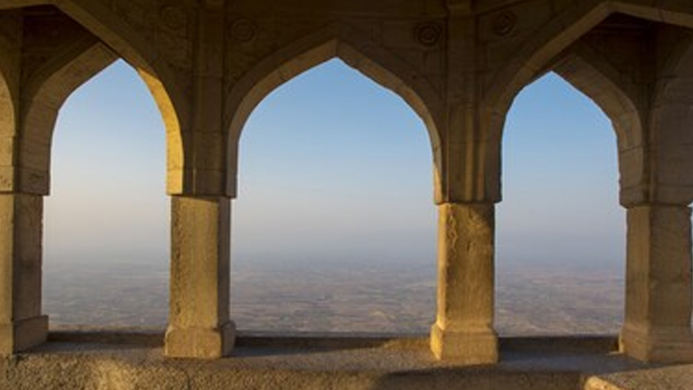 এর পর দীর্ঘ কয়েক দশক মাণ্ডুর শাসনভার ছিল খিলজি বংশের একটি শাখার হাতে। মহম্মদ খিলজি এবং তাঁর ছেলে গিয়াসুদ্দিন খিলজির সময়কে বলা হয় মাণ্ডুর স্বর্ণযুগ।