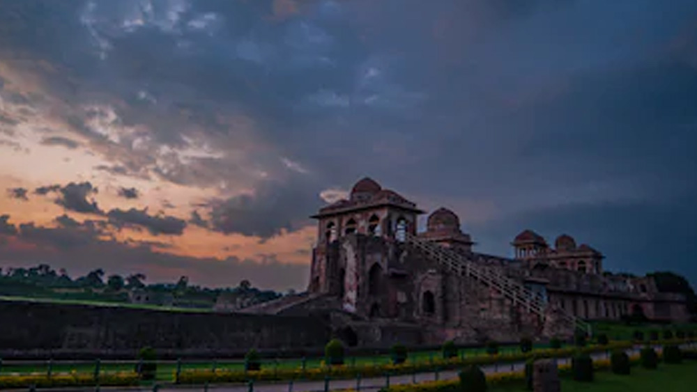 এর পর মাণ্ডু ঘিরে আফগান ও মুঘলদের মধ্যে কয়েকশো বছর ধরে ক্ষমতার টানাপড়েন চলেছে। শেষ অবধি সম্রাট আকবর মাণ্ডু জয় করে সংযুক্ত করেন মুঘল সাম্রাজ্যের সঙ্গে। তার পরেও মরাঠাদের হাতে গিয়েছে এই শহরের শাসনভার।
