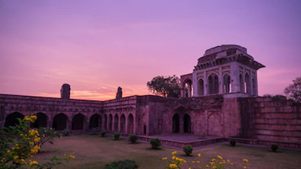 বাজ বাহাদুর যুদ্ধবিগ্রহের থেকে বেশি মগ্ন ছিলেন রানি রূপমতীকে নিয়ে। কথিত, এক বার শিকারে গিয়ে এক পশুপালক তরুণীর গান শুনে মুগ্ধ হন সম্রাট বাজ বাহাদুর। সেই তরুণী-ই পরবর্তী সময়ের রানি রূপমতী। তাঁর জন্য বাজ বাহাদুর খালের মাধ্যমে মাণ্ডুর রেওয়া কুণ্ডে এনেছিলেন নর্মদার জল। অন্য দিকে, রানি রূপমতী ছিলেন একজন কবি-ও।