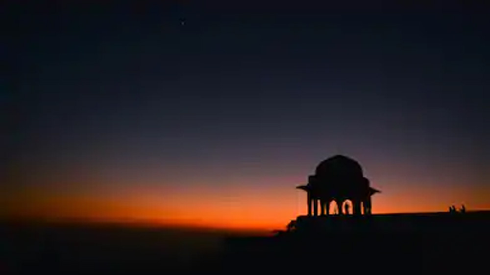 ইতিহাসের পাতায় অবশ্য এই প্রেমকাহিনির মর্মান্তিক পরিণতি হয়েছিল। মুঘলবাহিনীর আক্রমণে প্রাণ হারিয়েছিলেন বাজ বাহাদুর। বিষপান করে আত্মঘাতী হন রানি রূপমতী। আজও মাণ্ডুতে দাঁড়িয়ে আছে বাজ বাহাদুর এবং রানি রূপমতীর প্রাসাদ। তাঁদের করুণ জীবনের সাক্ষ্য হয়ে।