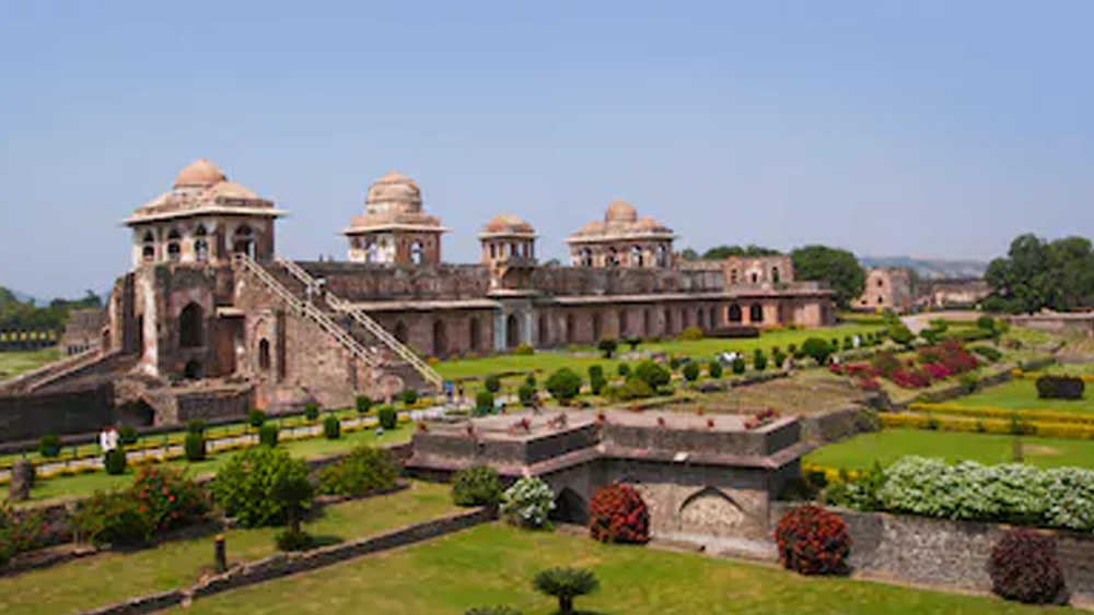 মাণ্ডুর আর এক বিস্ময়-স্থাপত্য হল জাহাজ মহল। দু’টি কৃত্রিম হ্রদের মাঝে দাঁড়িয়ে থাকা এই প্রাসাদকে দূর থেকে দেখলে মনে হয় যেন একটি জাহাজ অপেক্ষা করছে। এই জাহাজমহলেই ছিল সম্রাট গিয়াসুদ্দিন খিলজির হারেম। যেখানে ছিলেন বিভিন্ন দেশের কয়েক হাজার সুন্দরী।