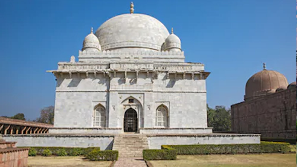 মাণ্ডুর নজর কেড়ে নেওয়া স্থাপত্যের অন্যতম হোশাং শাহ ঘোরীর সমাধি। ১৪০৬ থেকে ১৪৩৫ খ্রিস্টাব্দ অবধি মাত্র ২৯ বছর জীবিত ছিলেন মাণ্ডুর এই আফগান শাসক। বলা হয়, সাদা মার্বেল পাথরে তৈরি তাঁর সমাধিস্থানের অনুসরণেই পরবর্তীকালে নির্মিত হয়েছিল আগরার তাজমহল।  (ছবি: শাটারস্টক)