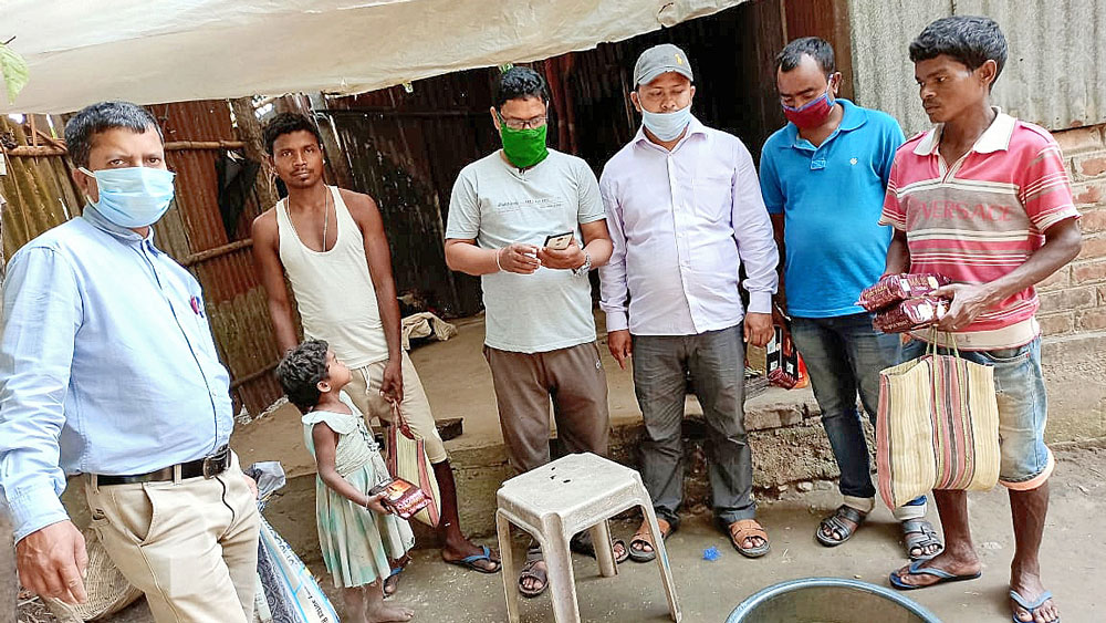 Coronavirus Lockdown: Help provided to tribal people by distributing relief