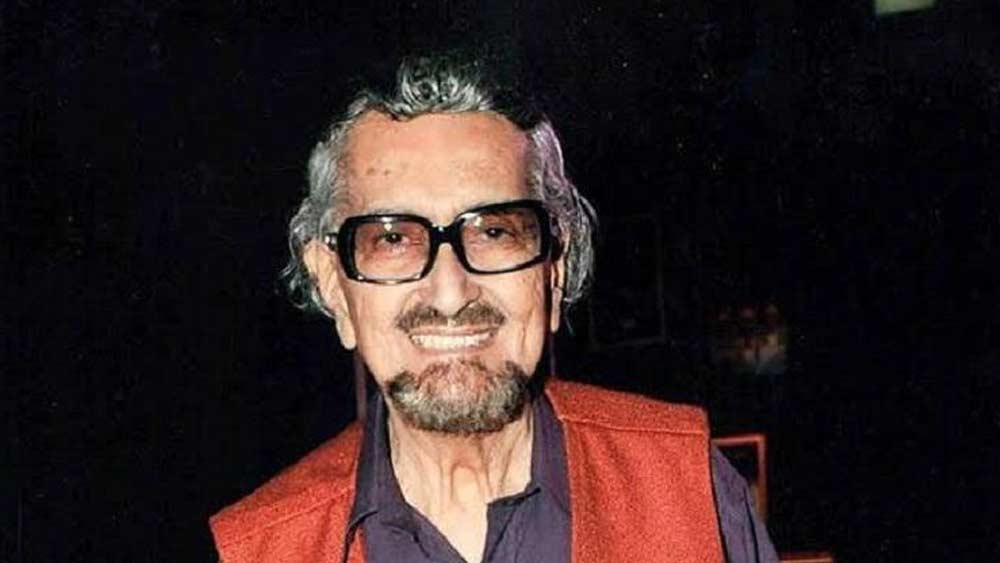 অ্যালেকের ঠাকুরদা ছিলেন গ্রামপ্রধান। তিনি এক বার দুর্ভিক্ষের সময়ে নিজের শস্যগোলা গ্রামবাসীদের জন্য উজাড় করে খুলে দিয়েছিলেন। তার পর গ্রামের বাসিন্দারাই তাঁকে উপাধি দেন। উচ্চারণভেদে সেটাই হয়ে যায় ‘পদমসি’।