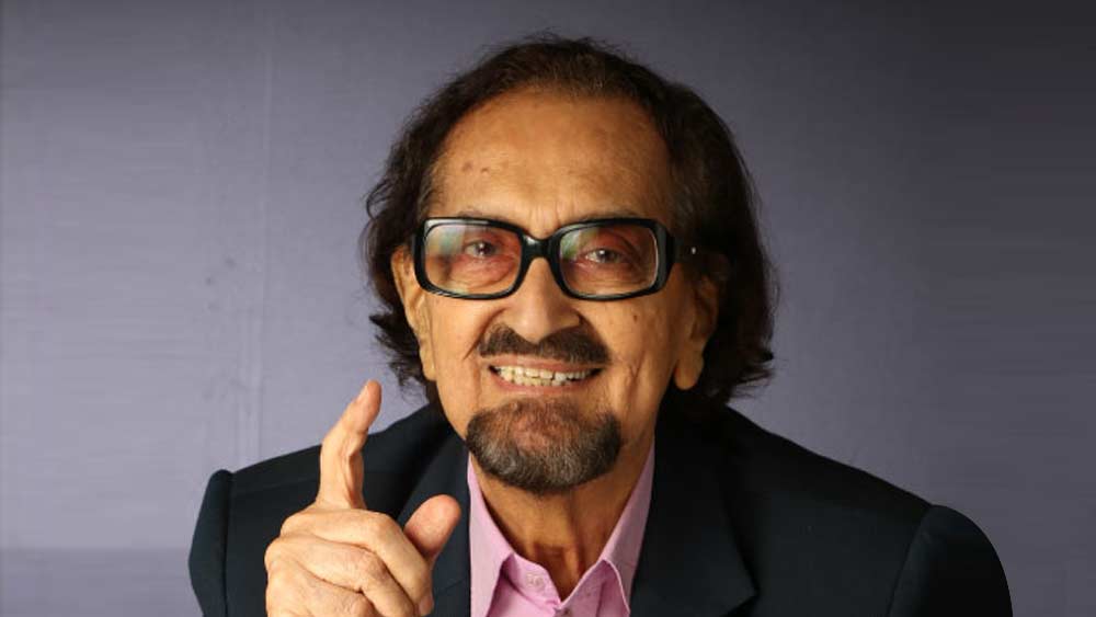 অ্যালেকের বাবা জাফরশেঠ ছিলেন ধনী শিল্পপতি। একাধিক ব্যবসার মালিক জাফরশেঠের মালিকানায় বাড়িই ছিল ১০টি। তাঁদের পরিবার ছিল যথেষ্ট রক্ষণশীল। ছেলেদের জন্য প্রথম থেকেই ইংরেজি মাধ্যমে লেখাপড়া শেখানোর ব্যবস্থা করেন জাফরশেঠ। মুম্বইয়ের সেন্ট জেভিয়ার্স কলেজে পড়াশোনা করা অ্যালেক পরবর্তী কালে পারিবারিক ধারা থেকে সরে এসেছিলেন। নিজেকে নিরীশ্বরবাদী বলে দাবি করা অ্যালেকের কোনও নির্দিষ্ট ধর্মবিশ্বাসও ছিল না।