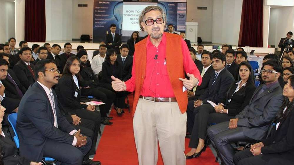 যে আমুলের বিজ্ঞাপন আজও সাড়া ফেলে গোটা দেশে, সেই আমুলের বিজ্ঞাপনে সমসাময়িক বিষয় ব্যবহার করা শুরু করেছিলেন তিনিই। ভারতীয় বিজ্ঞাপনী জগতে প্রবাদপ্রতিম হিসেবে পরিচিত অ্যালেকের ঝুলিতে রয়েছে অজস্র জনপ্রিয় বিজ্ঞাপন। যার মধ্যে অন্যতম আশির দশকের গোড়ায় লিরিল সাবানের বিজ্ঞাপন। ঝর্নার জলে স্বল্প বসনা মেয়ের স্নান তখন ভারতীয় টেলিভিশনে ঝ়ড় তুলেছিল।