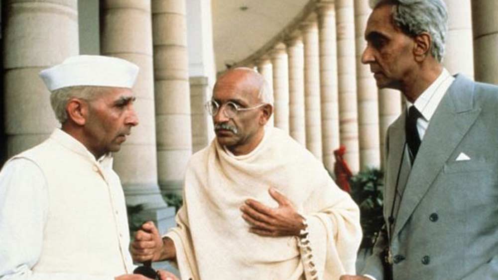 কিন্তু শুধুই বিজ্ঞাপনের নিরিখে অ্যালেক পদমসিকে বিচার করলে ভুল হবে। ১৯৮২ সালের ঐতিহাসিক পটভূমিকায় তৈরি সিনেমা ‘গাঁধী’তে মহম্মদ আলি জিন্নার ভূমিকায় তাঁর অভিনয় ছিল এক কথায় অনবদ্য।