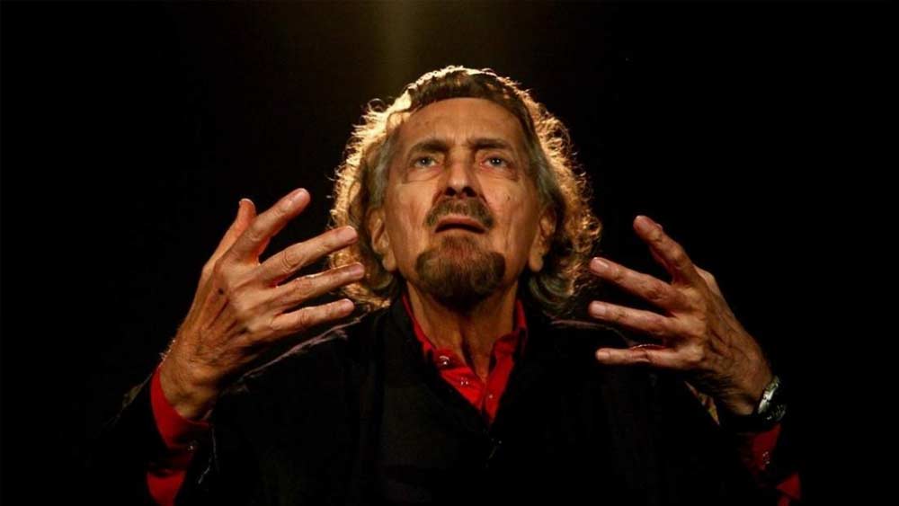 ভারতে ইংরেজি ভাষায় থিয়েটারের ক্ষেত্রেও তাঁর অবদান গভীর। শিল্প ও সংস্কৃতি জগতে তাঁর অবদানের জন্য ২০০০ সালে তাঁকে পদ্মশ্রী পুরস্কারে ভূষিত করে ভারত সরকার। ২০১২ সালে পেয়েছিলেন সঙ্গীত নাটক অ্যাকাডেমির ‘টেগোর রত্ন’ পুরস্কার।