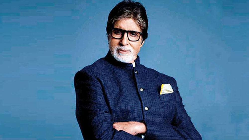 তেমন এক বার এক শো-য়ে অমিতাভ বচ্চনকে অপ্রীতিকর প্রশ্ন করে বিতর্কে জড়িয়েছিলেন। অমিতাভ বচ্চনের মাথার চুলের রং সে সময় ছিল কালো অথচ তাঁর দাড়ি-গোঁফে পাক ধরে গিয়েছিল। পূজা বেদী আচমকাই এটা কী ভাবে সম্ভব, তিনি কোনও হেয়ার ডাই ব্যবহার করেন কি না জিজ্ঞাসা করে বসেন।