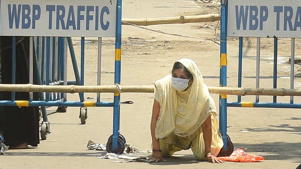 হাওড়া গ্রামীণ এলাকার একাধিক জায়গাকেও অতি সংবেদনশীল বলে চিহ্নিত করা হয়েছে। এর মধ্যে রয়েছে, ২৭ নম্বর উলুবেড়িয়া পুরসভার আরপিএফ ব্যারাক, বাগনান-২-র ভিলেজ সাহারা, বালি জগাছার সিআর দাস সরণী, ঘোষ পাড়া, দক্ষিণ চাকপাড়া , ঝাউতলা, ডোমজুড়ের বাল্টিকুড়ি ইএসআই হাউজিং কমপ্লেক্স এবং ওয়াদিপুর।