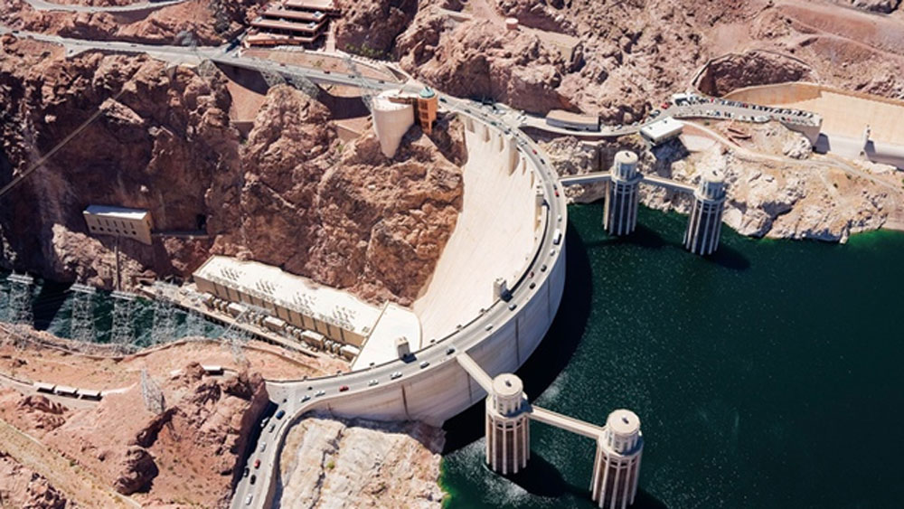 কাজের সন্ধানে সে সময় প্রচুর মানুষ লাস ভেগাসে আসতে শুরু করেন। এখানেই তাঁরা থাকতেন আর বাঁধের কাজ করতেন। ক্রমে শহরায়ন ঘটছিল লাস ভেগাসের। কাজের জন্য প্রচুর কম বয়সি যুবকের ভিড় বাড়ছিল।