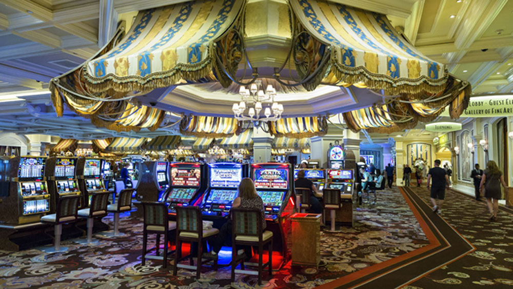 এই সুযোগটা কাজে লাগায় সে সময়ের মাফিয়ারা। কালো টাকা সাদা করার উদ্দেশে লাস ভেগাসে প্রচুর পরিমাণে টাকা ঢালতে শুরু করে। যুবক শ্রমিকদের বিলাসিতার জন্য থিয়েটার, ক্যাসিনো গড়ে তুলতে শুরু করে তারা।