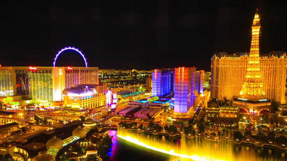 দিনভর বাঁধের কাজ করার পর রাতে বিলাসিতা, এটাই হয়ে উঠেছিল তাঁদের জীবন। আর সেই থেকেই ক্রমে রাত জাগা শহর হয়ে ওঠে লাস ভেগাস।