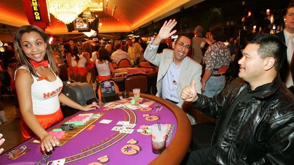 জুয়া সে সময় নিষিদ্ধ ছিল শহরে। কিন্তু স্থানীয় ব্যবসার জন্য জুয়া খুব লাভের হবে অনুমান করে এই শহরে জুয়াকে বৈধ করে দেওয়া হয়।