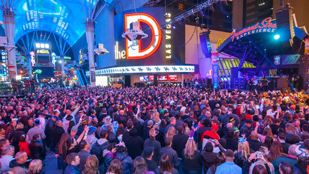 রাত জাগা এই শহরের জনসংখ্যা এখন প্রায় ছয় লক্ষ। সারা বছর ধরেই প্রচুর পর্যটক ভিড় জমান লাস ভেগাসে। জনহীন মরু অঞ্চলের এখন ভীষণ ব্যস্ত। ঘুম নেই তার চোখে।