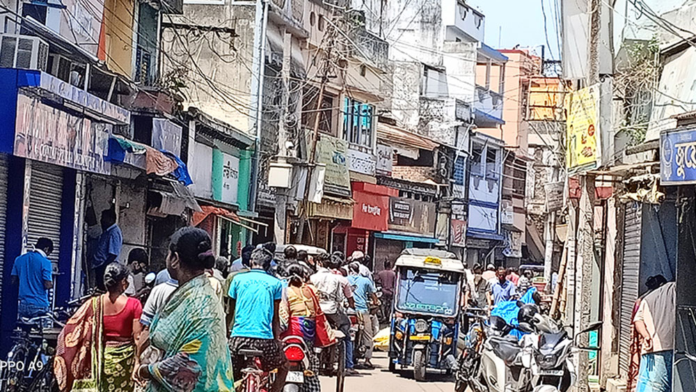 রবিবার সকালে শহরের ছবি।