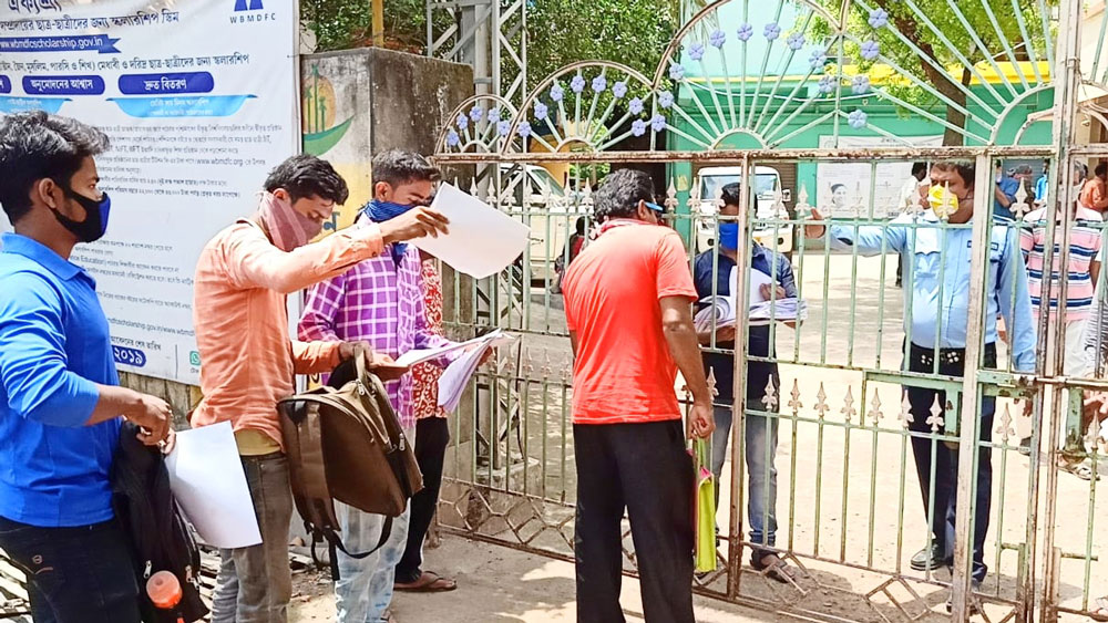 ভাতার ব্লক অফিসে তখনও ফর্ম জমা নেওয়া চলছে। নিজস্ব চিত্র

