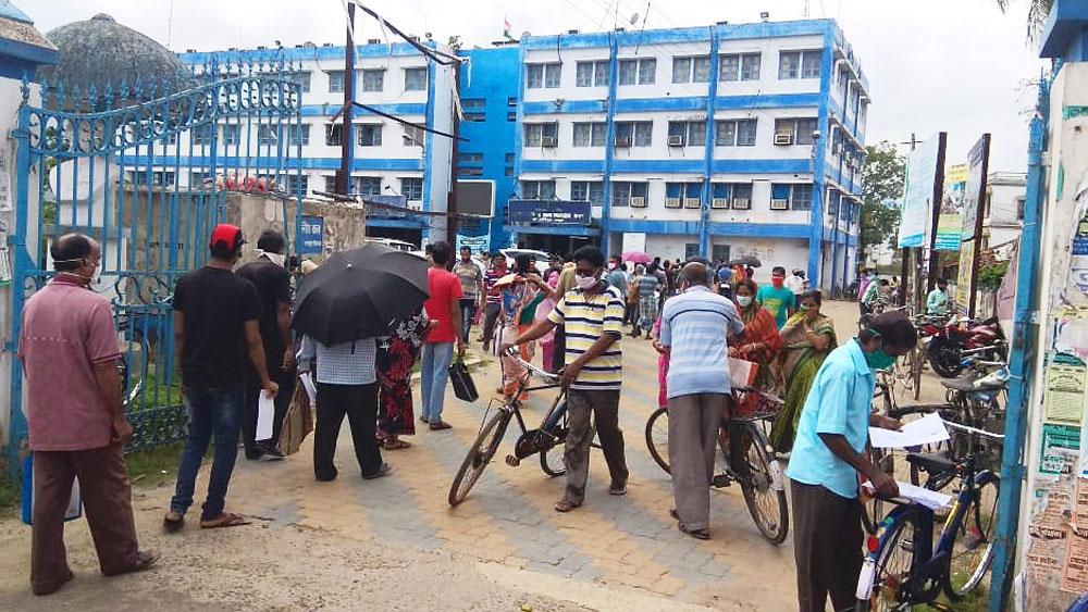 ‘প্রচেষ্টা’র ফর্ম নেওয়ার ভিড় তমলুক জেলাশাসক দফতরে। নিজস্ব চিত্র