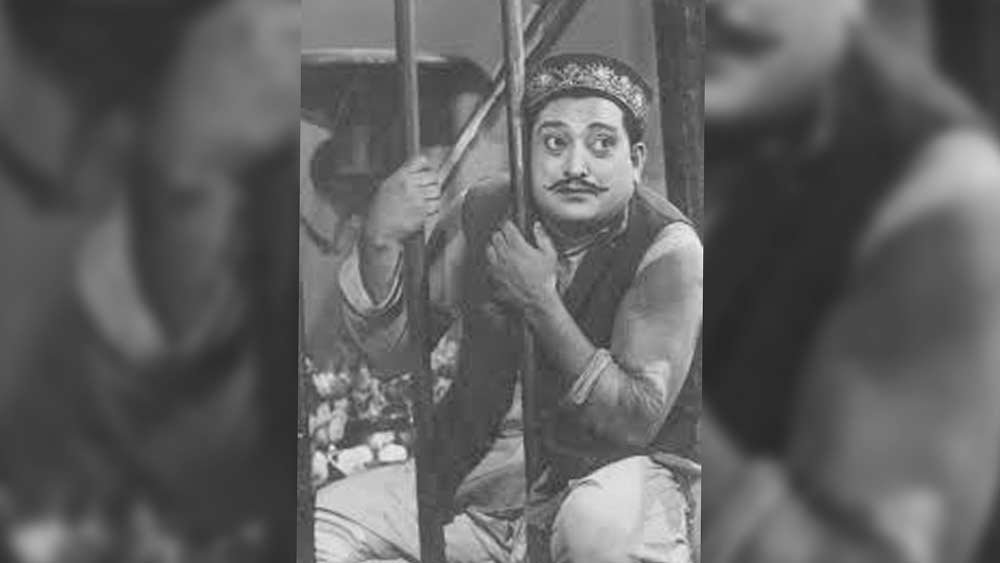 একদিন এসে গেলে কাজের সুযোগও। ১৯৩১ সালে প্রথম অভিনয় করলেন নির্বাক ছবি ‘বেওয়াফা আশিক’-ছবিতে। সাত বছর পরে ১৯৩৮-এ প্রথম সহ পরিচালনা করলেন ছবি। যা উপার্জন করতেন, তার বেশিরভাগ টাকা জমিয়ে তিনি ছবি বানাতেন।